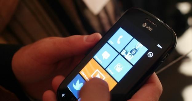 Czy smartfony z Windows Phone mogą zostać pozbawione aparatów fotograficznych? /AFP
