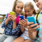 edukacja Czy smartfony zmieniają nasze podejście do nauki? Naukowcy mają nową teorię