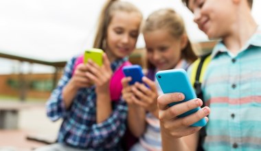 Czy smartfony zmieniają nasze podejście do nauki? Naukowcy mają nową teorię