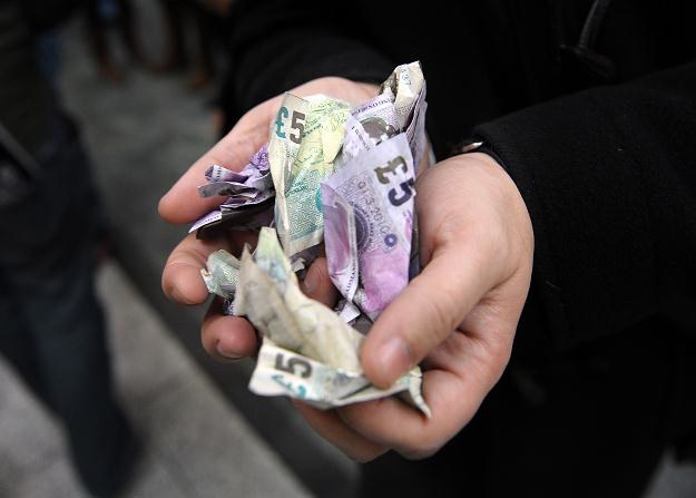 Czy spekulanci zaatakują kurs euro? Moze kupić funty /AFP