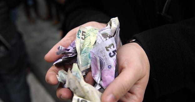 Czy spekulanci zaatakują kurs euro? Moze kupić funty /AFP