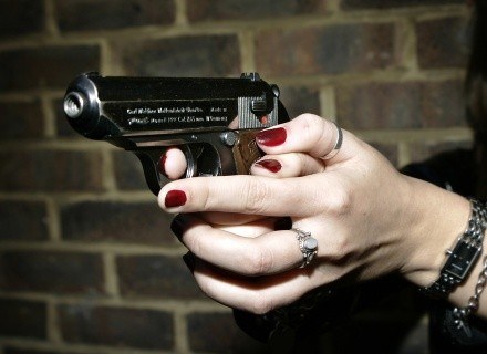 Czy sprzedana właśnie broń nie trafi w ręce psychopaty? /AFP