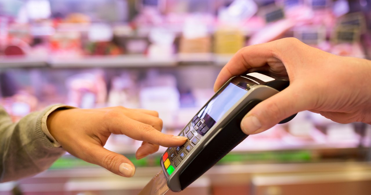 Czy sprzedawca ma prawo odmówić płatności kartą? /123RF/PICSEL