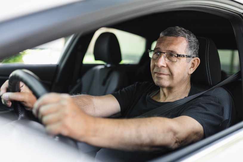 Czy starsi kierowcy będą musieli przechodzić cykliczne badania stanu zdrowia? /123RF/PICSEL