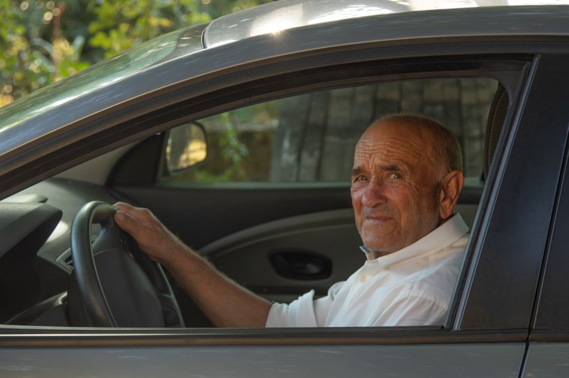 Czy starsi kierowcy powinni przechodzić obowiązkowe badania stanu zdrowia? /123RF/PICSEL