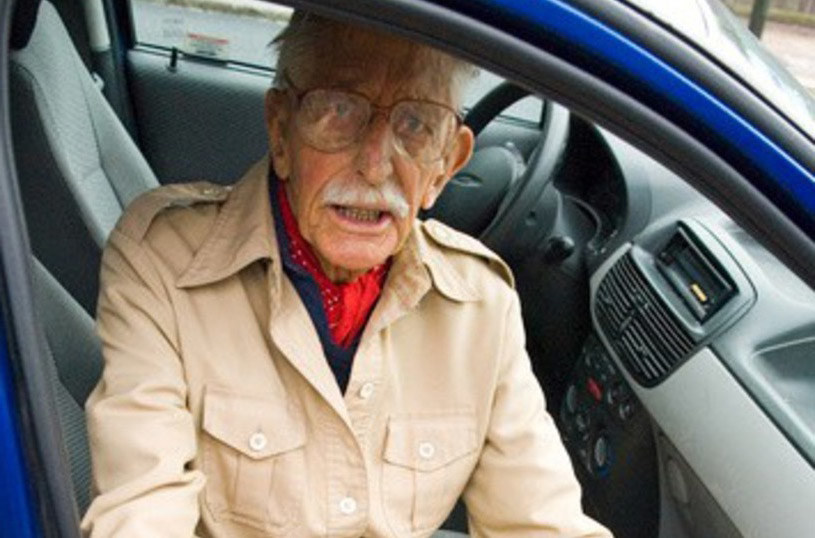Czy starszym kierowcom powinno się ograniczać możliwość jeżdżenia samochodami? (fot. ilustracyjne) /M2U /East News