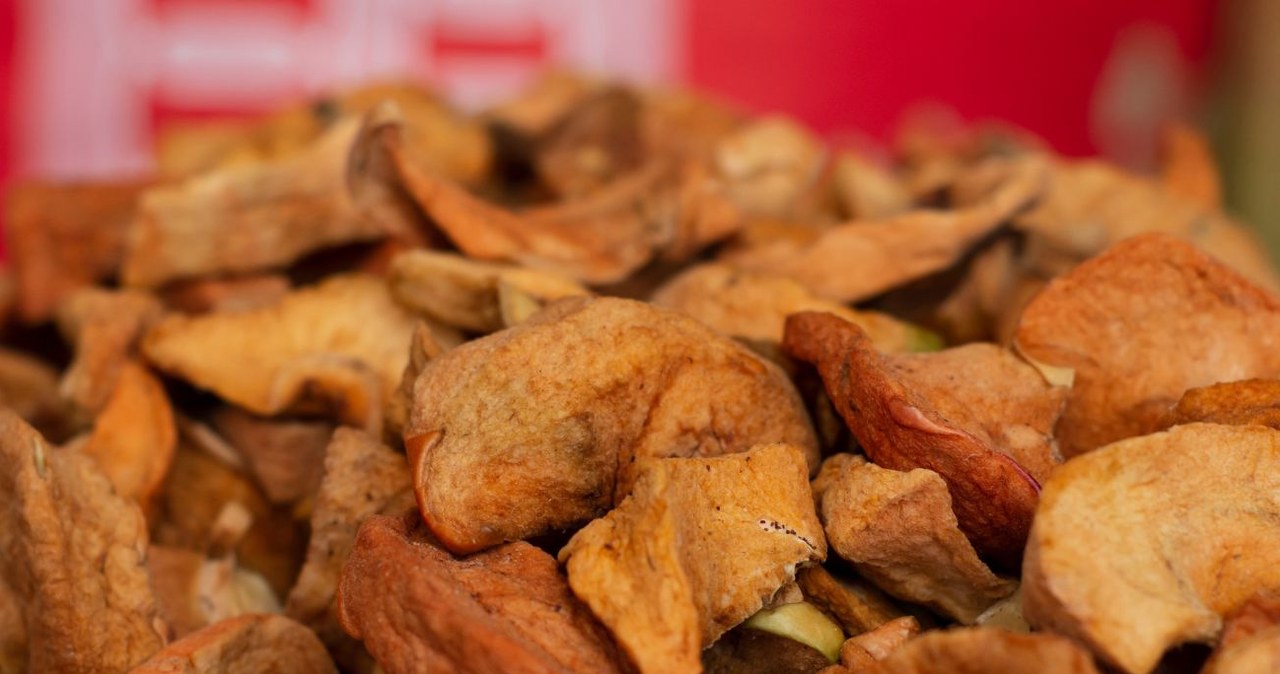 Czy suszone jabłka są zdrowe? Co w sobie zawierają? /Yasin Caglayan /Canva Pro