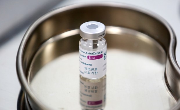 Czy szczepionka AstryZeneki jest bezpieczna? Europa czeka na orzeczenie EMA  