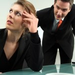 Czy szef może pozwolić sobie na "klepnięcie"?