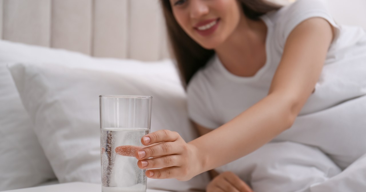 Czy szklanka wody przed snem jest dobrą praktyką? /Pixel