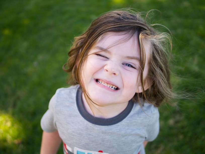 Czy sztuczny uśmiech ma szansę poprawić nasz nastrój? /Chris J. Davis /Unsplash