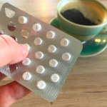 Czy tabletki z hormonem tarczycy można i warto brać wieczorem? Kiedy najlepiej działają?