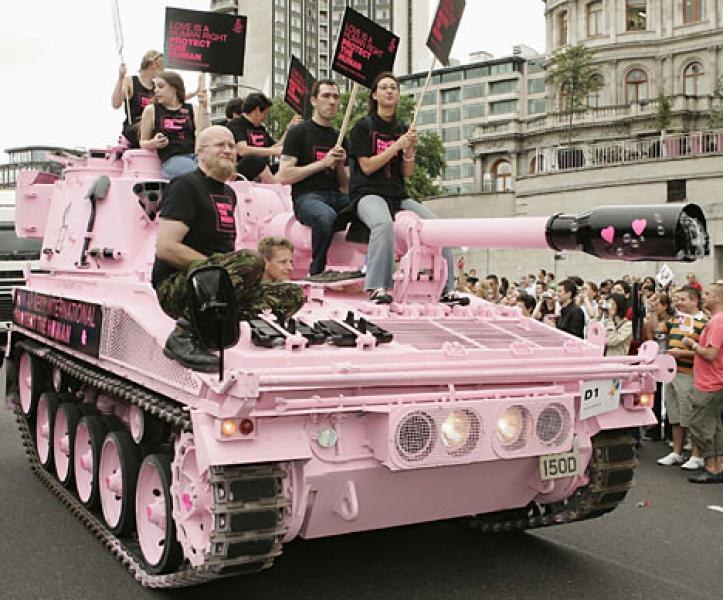 Czy tak wyglądałoby wojsko przeciwnika po użyciu bomby gejowej? /Getty Images/Flash Press Media