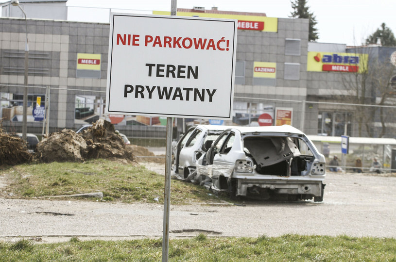 Czy taka tabliczka faktycznie zabrania parkowania? /Artur Szczepański /Reporter