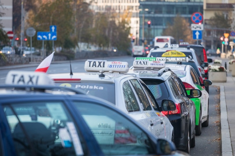 Czy taksówki poradzą sobie z rosnącą nowoczesną konkurencją? /Arkadiusz Ziółek /East News