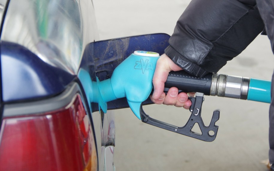 Czy tankowanie będzie tańsze? / MAREK BAZAK  /East News