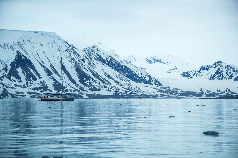 Czy te alarmujące informacje oznaczają pożegnanie z widokami, z których słynie Arktyka? /123RF/PICSEL