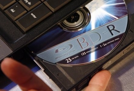 Czy techologia opracowana przez TDK bedzie mogła rywalizować z dyskami Blu Ray? /AFP