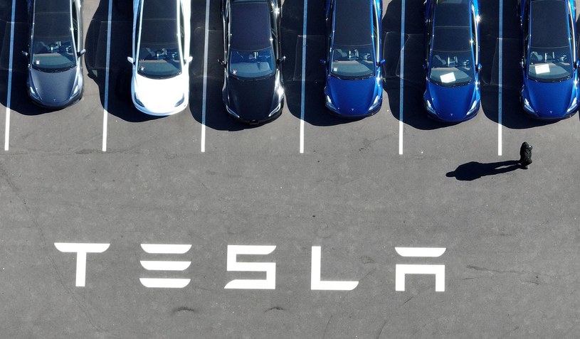 Czy Tesla idzie na boczne tory? /AFP
