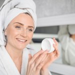 Czy tłusta skóra też potrzebuje nawilżenia? Okazuje się, że matowienie jej to błędne koło