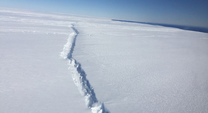 Czy to dowód na to, że defragmentacja Antarktydy już się zaczęła? /NASA