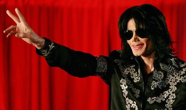 Czy to jest Michael Jackson czy jego sobowtór? Zdjęcie z konferencji prasowej w 2009 roku /arch. AFP