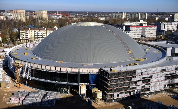 Czy to usterka dachu hali Urania? "Nie wygląda to estetycznie"