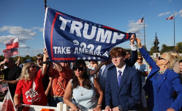 Czy Trump ruszy Polaków? Ambasada zachęca do powrotu do kraju