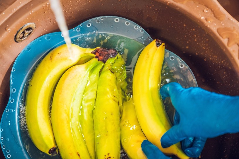 Czy trzeba myć banany przed spożyciem? /123RF/Picsel, 123RF/Picsel /Pixel