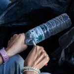 Czy trzeba odrywać etykietę z butelek PET? Nadal część osób popełnia błąd