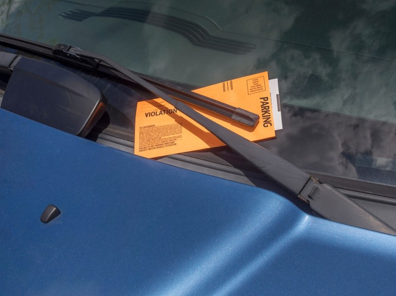 Czy trzeba płacić za brak biletu parkingowego? Nieświadomi kierowcy są narażeni na wysokie opłaty. /123rf.com /123RF/PICSEL