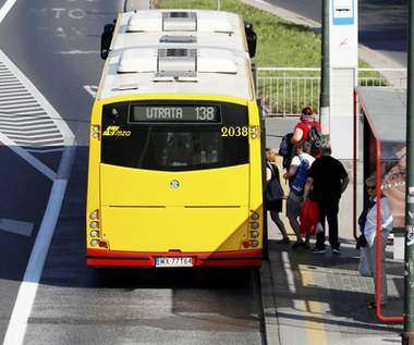 Czy trzeba przepuszczać autobus ruszający z przystanku? A to zależy