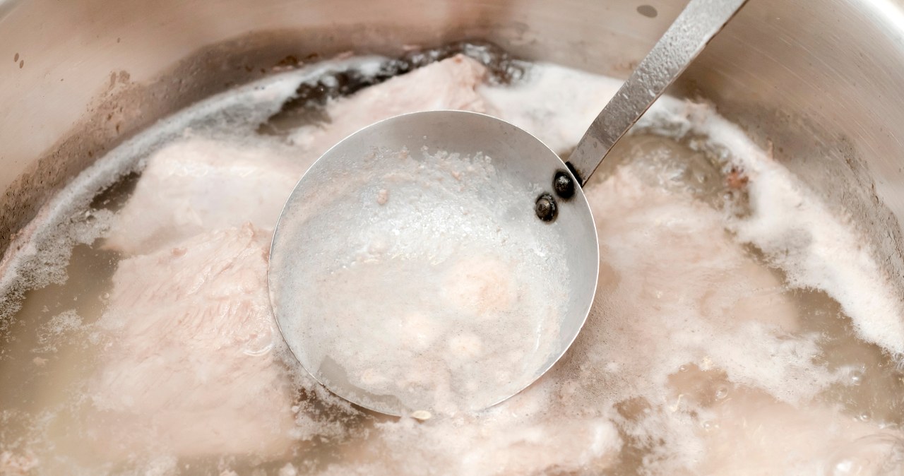 Czy trzeba usuwać szumowiny z rosołu? /123RF/Picsel, 123RF/Picsel /Pixel