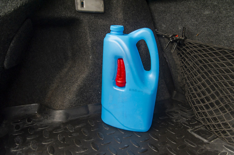 Czy trzeba wozić płyn do spryskiwaczy w samochodzie? /Stanislaw Bielski/REPORTER /East News