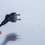 Czy trzeba wyciągać wtyczki z gniazdek w czasie burzy? Wiele osób wierzy w fałszywą wersję