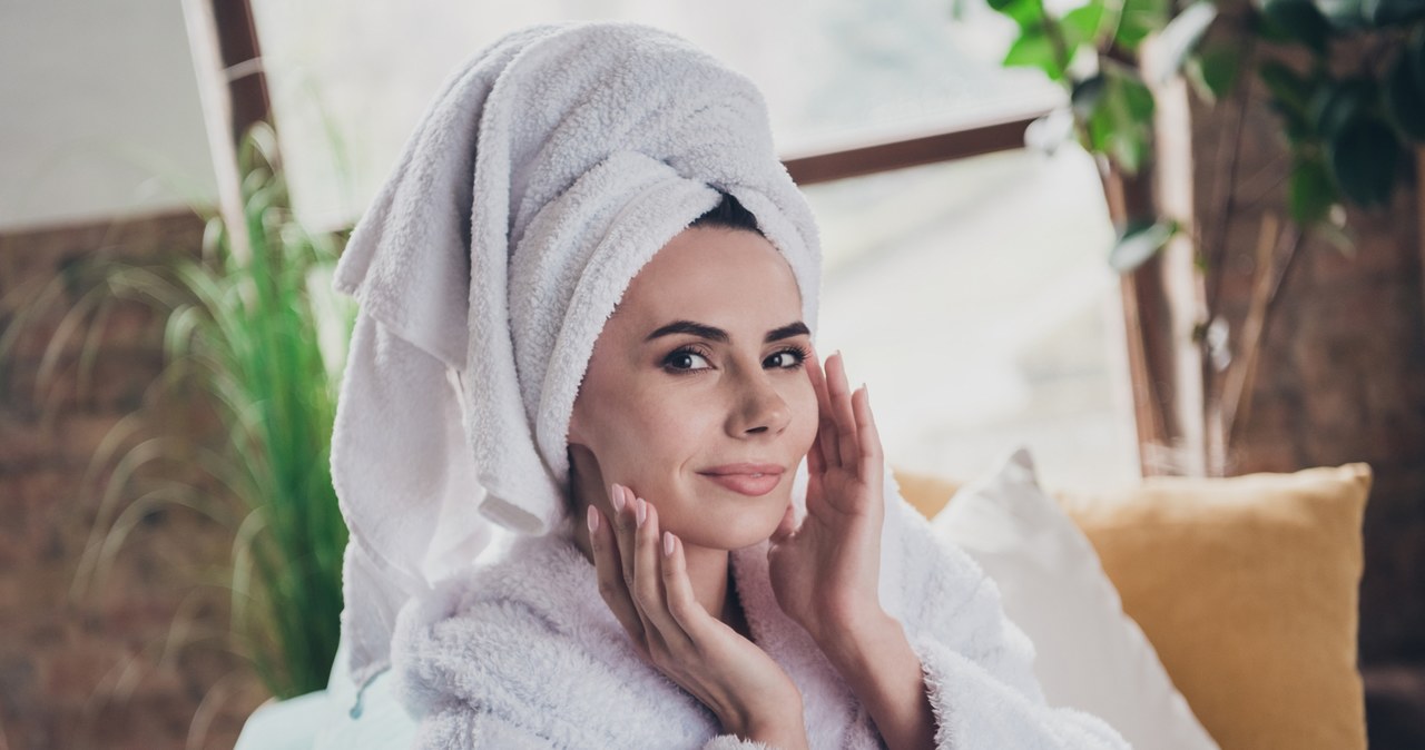 Czy turban z ręcznika niszczy włosy? Poznaj skutki częstych błędów w pielęgnacji /123RF/PICSEL