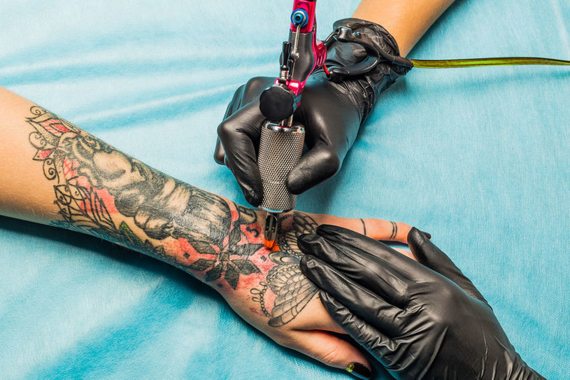 Czy tusze wykorzystywane do tatuaży mogą być niebezpieczne? /123RF/PICSEL