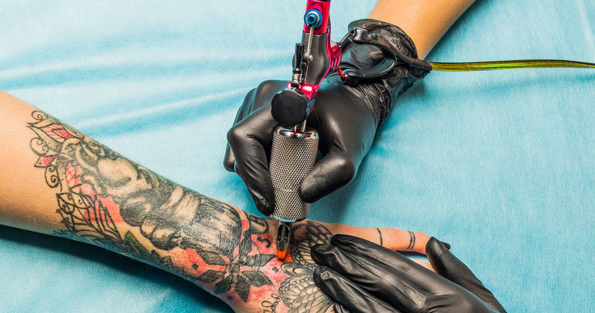 Czy tusze wykorzystywane do tatuaży mogą być niebezpieczne? /123RF/PICSEL