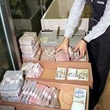 Czy Twoje pieniądze są w banku bezpieczne? /AFP