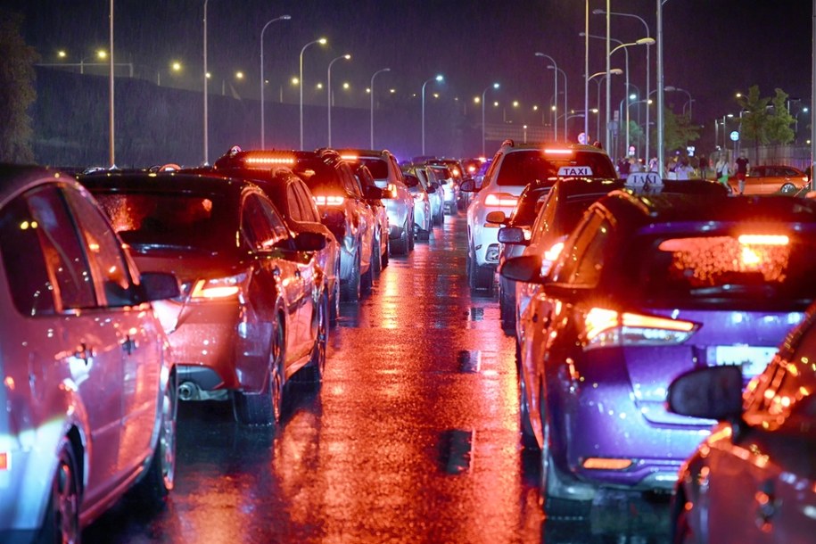 Czy Twoje światła są ustawione prawidłowo? Sprawdź za darmo na ponad 1500 stacjach /Shutterstock