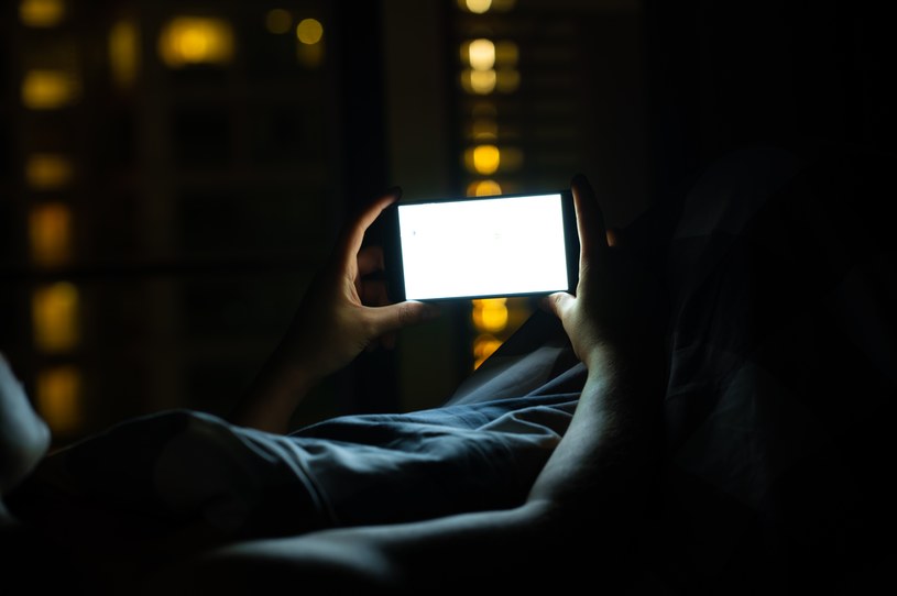 Czy używanie smartfona w łóżku może skracać życie? Nie jest to wcale wykluczone, sugerują badacze. /123RF/PICSEL /123RF/PICSEL