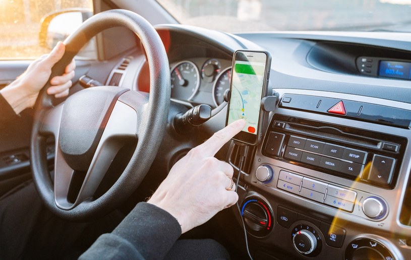 Czy używanie telefonu w uchwycie jest dozwolone podczas jazdy? /123RF/PICSEL
