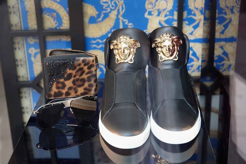 Czy Versace straci swój ekskluzywny charakter? /Getty Images