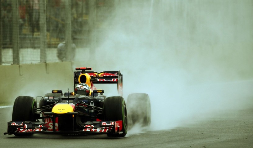 Czy Vettel wyprzedził w nieregulaminowy sposób? /AFP
