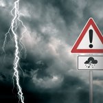 Czy w aucie jest bezpiecznie podczas burzy? Co jeśli w auto uderzy piorun?