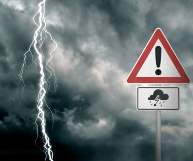 Czy w aucie jest bezpiecznie podczas burzy? Co jeśli w auto uderzy piorun?