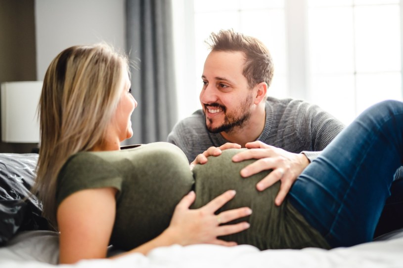 Czy w ciąży można uprawiać seks, to pytanie, które zadaje wiele ciężarnych i ich partnerów. Odpowiedź poniżej /123RF/PICSEL