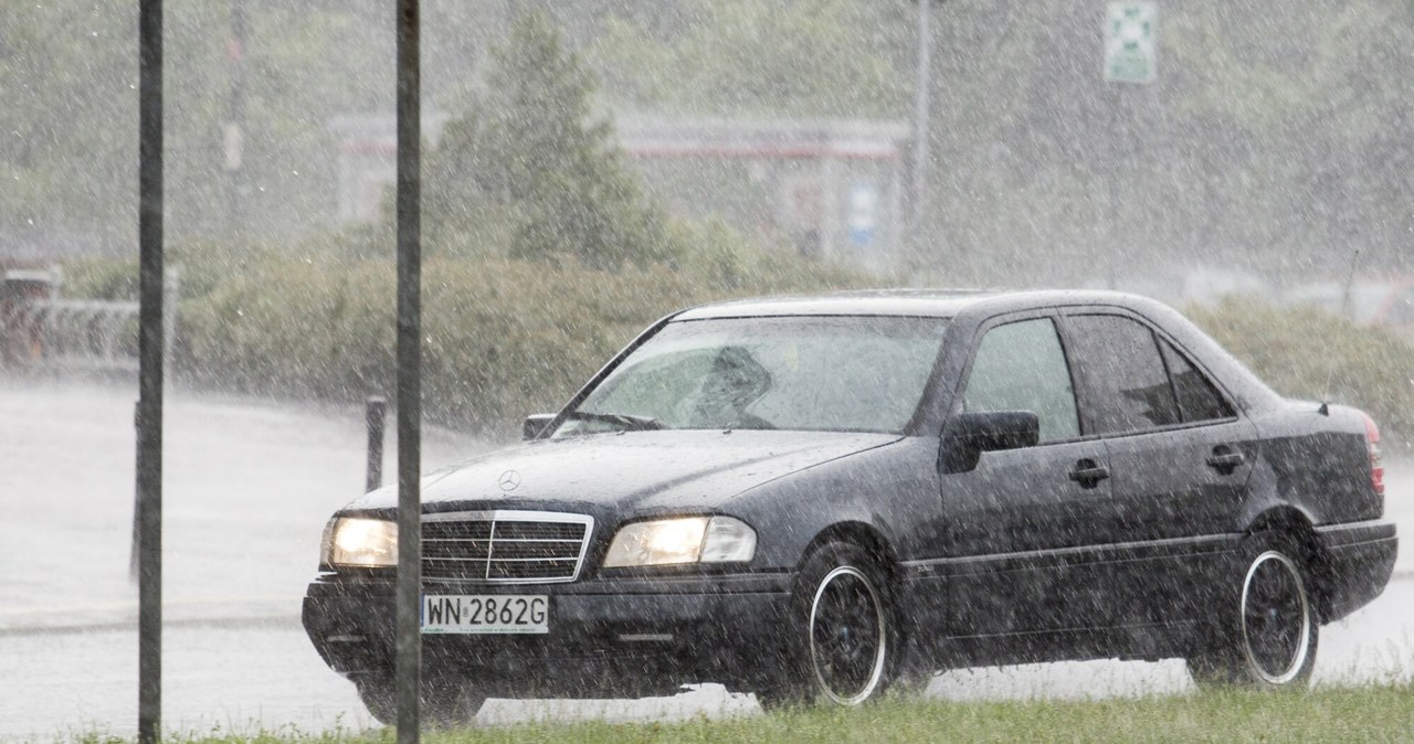 Czy w czasie burzy w auto może uderzyć piorun? /Andrzej Hulimka  /Reporter