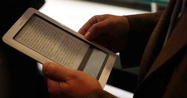 Czy w dobie e-książek jest jeszcze miejsce dla tradycyjnych okładek /AFP
