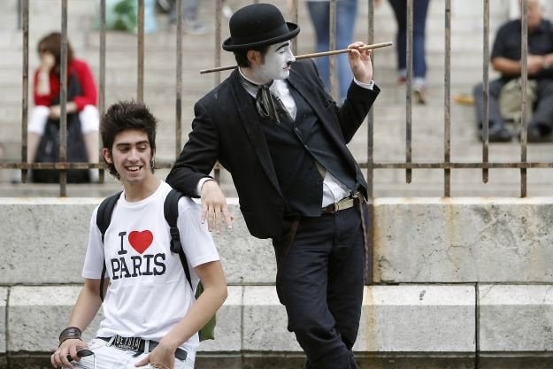 Czy w filmach Chaplina pojawiali się aktorzy z przyszłości? /AFP